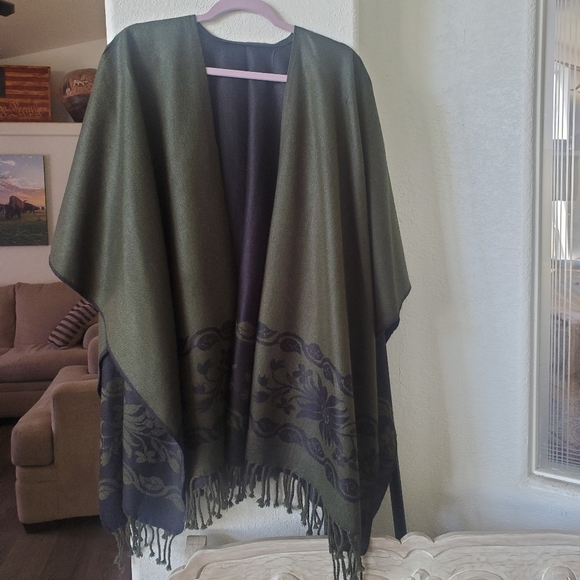 Poncho. Dark green and black. No tags to tell the textile blend. - Picture 2 of 3